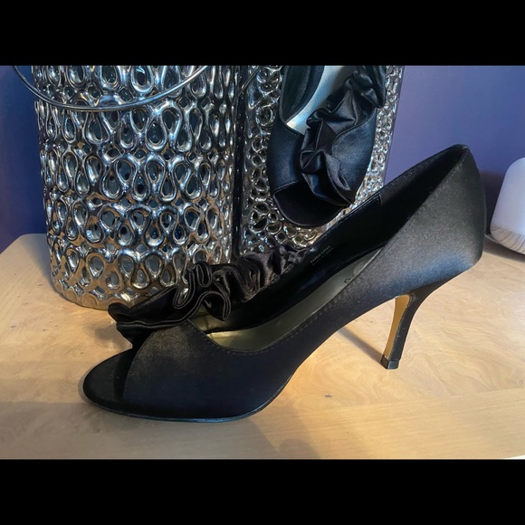 Black Pumps with Ruffles - Picture 3 of 5